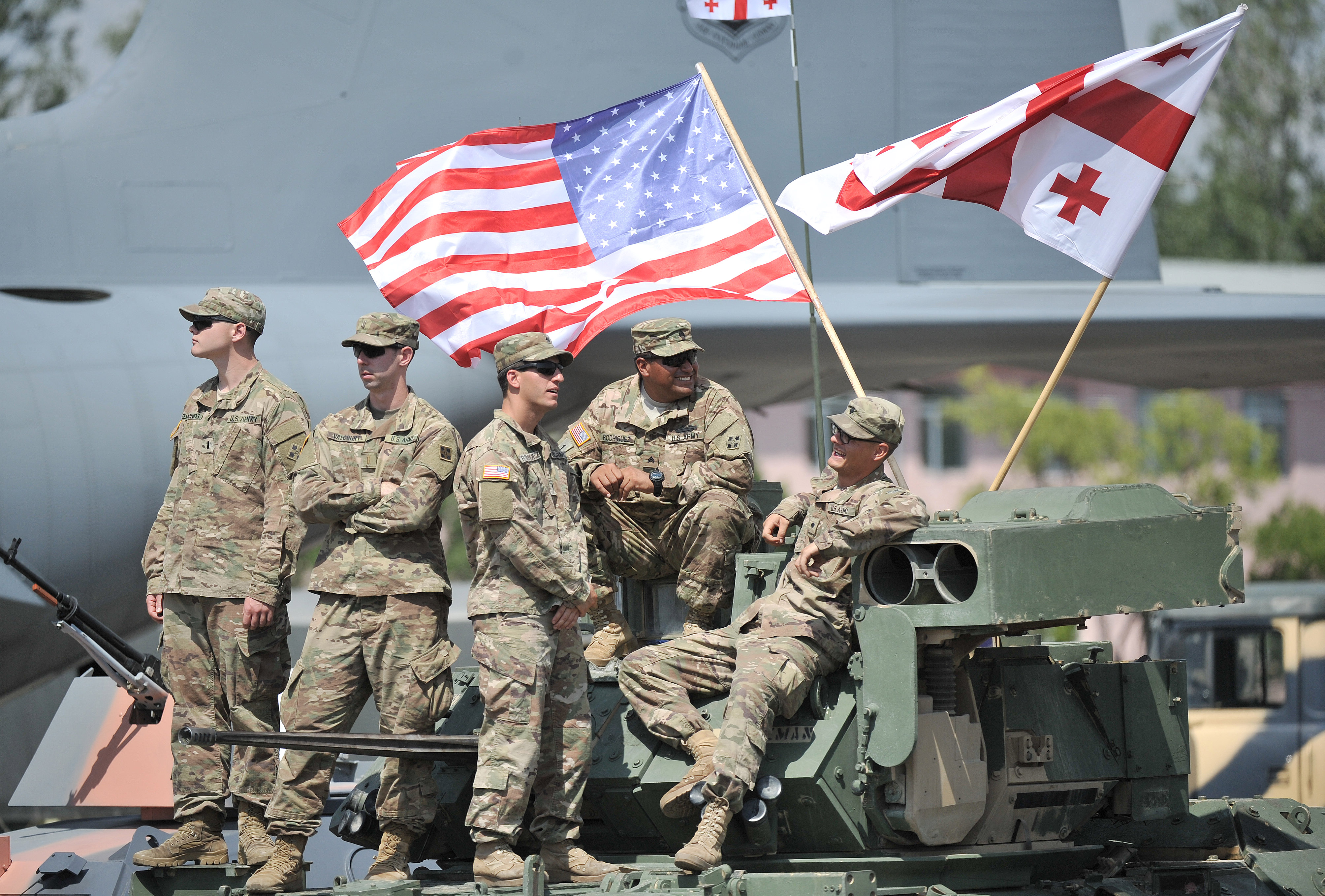 2017年8月1日,在格鲁吉亚第比利斯阿莱克塞瓦克空军基地,美军士兵参加