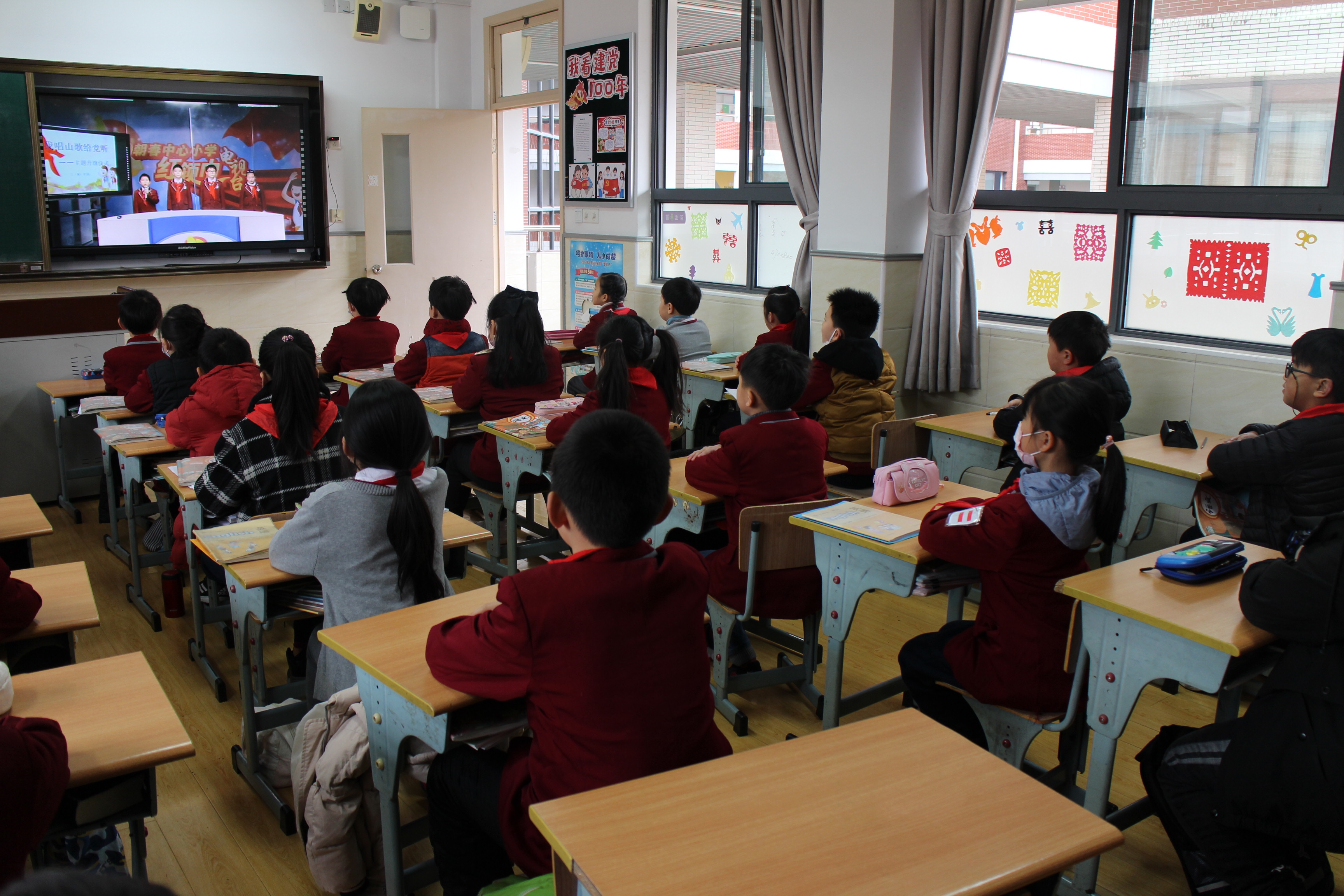 朝春中心小学举行庆祝三八节主题升旗仪式