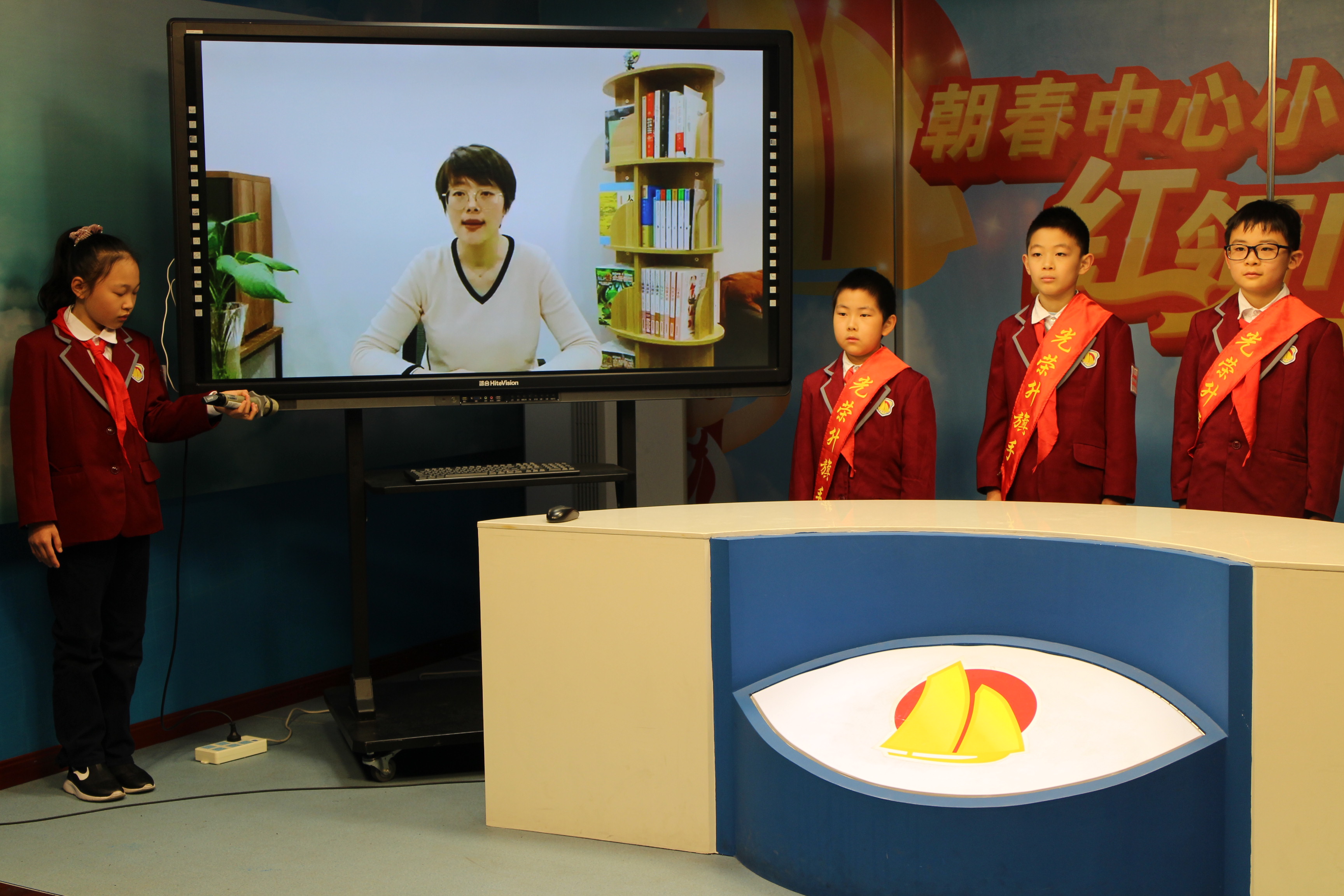 朝春中心小学举行庆祝三八节主题升旗仪式