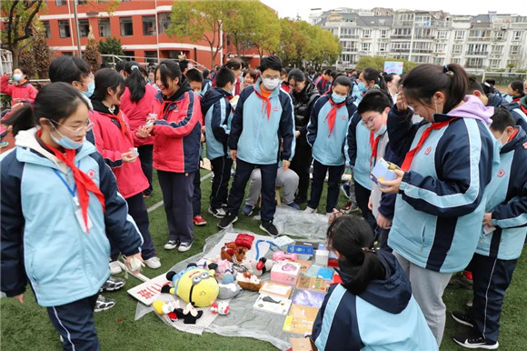 [浦东]陆行中学北校:红领巾心向党 手拉手传递爱-学雷锋爱心义卖活动