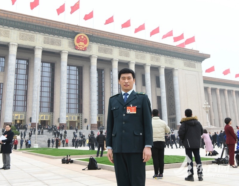 全国人大代表、中国邮政集团有限公司上海市邮区中心局邮件接发员柴闪闪