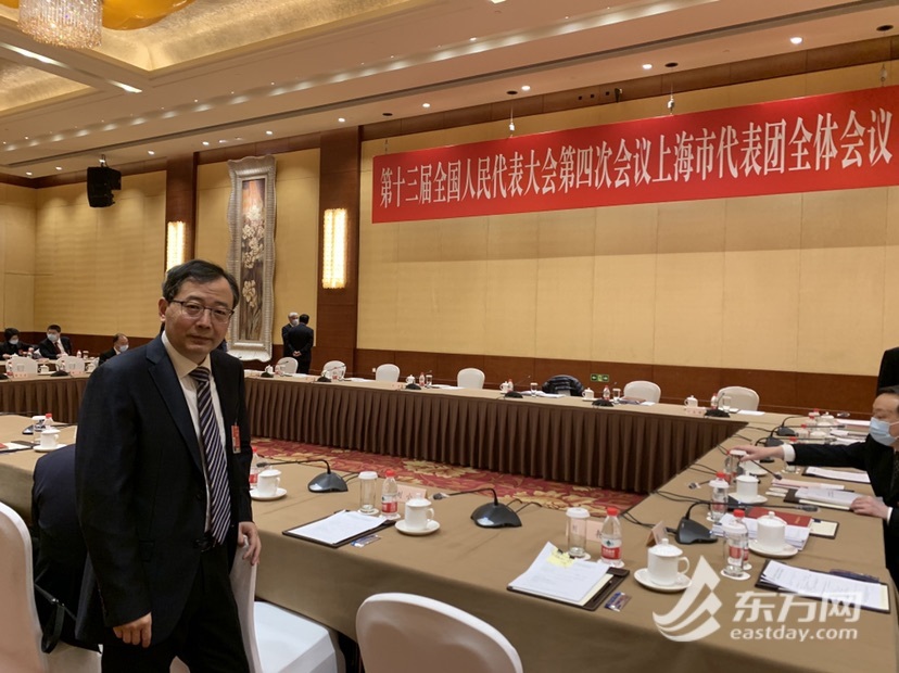 全国人大代表,民革中央委员、上海市委常委,上海财经大学委员会主委,上海财经大学公共经济与管理学院院长刘小兵