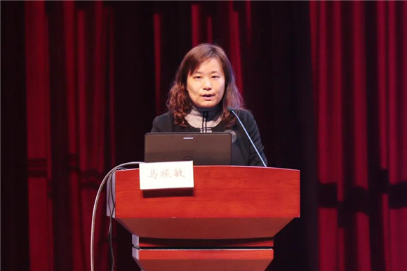 会上,夏雪梅博士作了"项目化学习设计与实施"专题报告