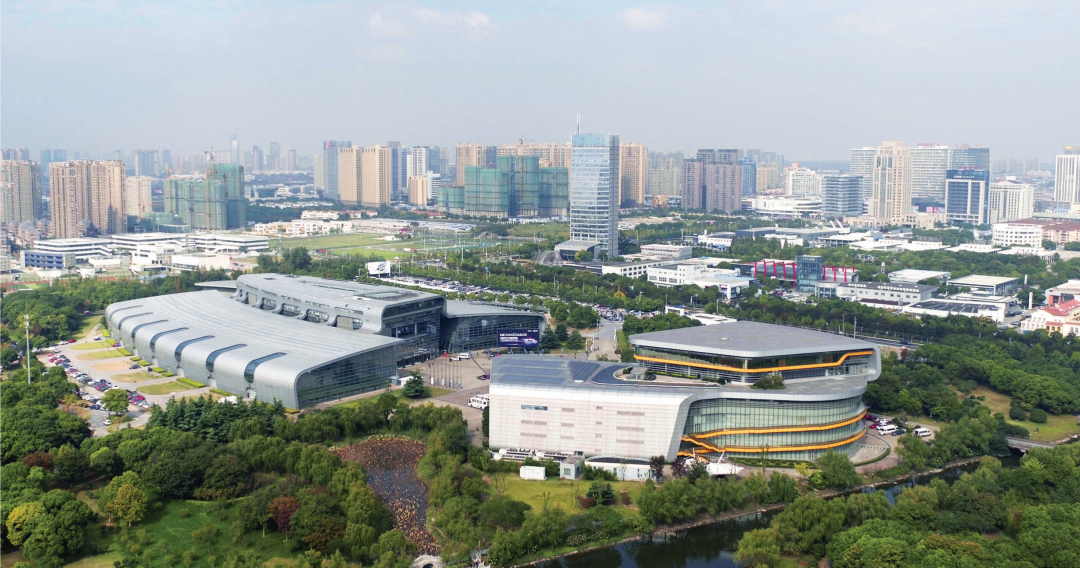 上海国际汽车城以雄厚的汽车制造为依托,逐步完善集汽车研发,制造