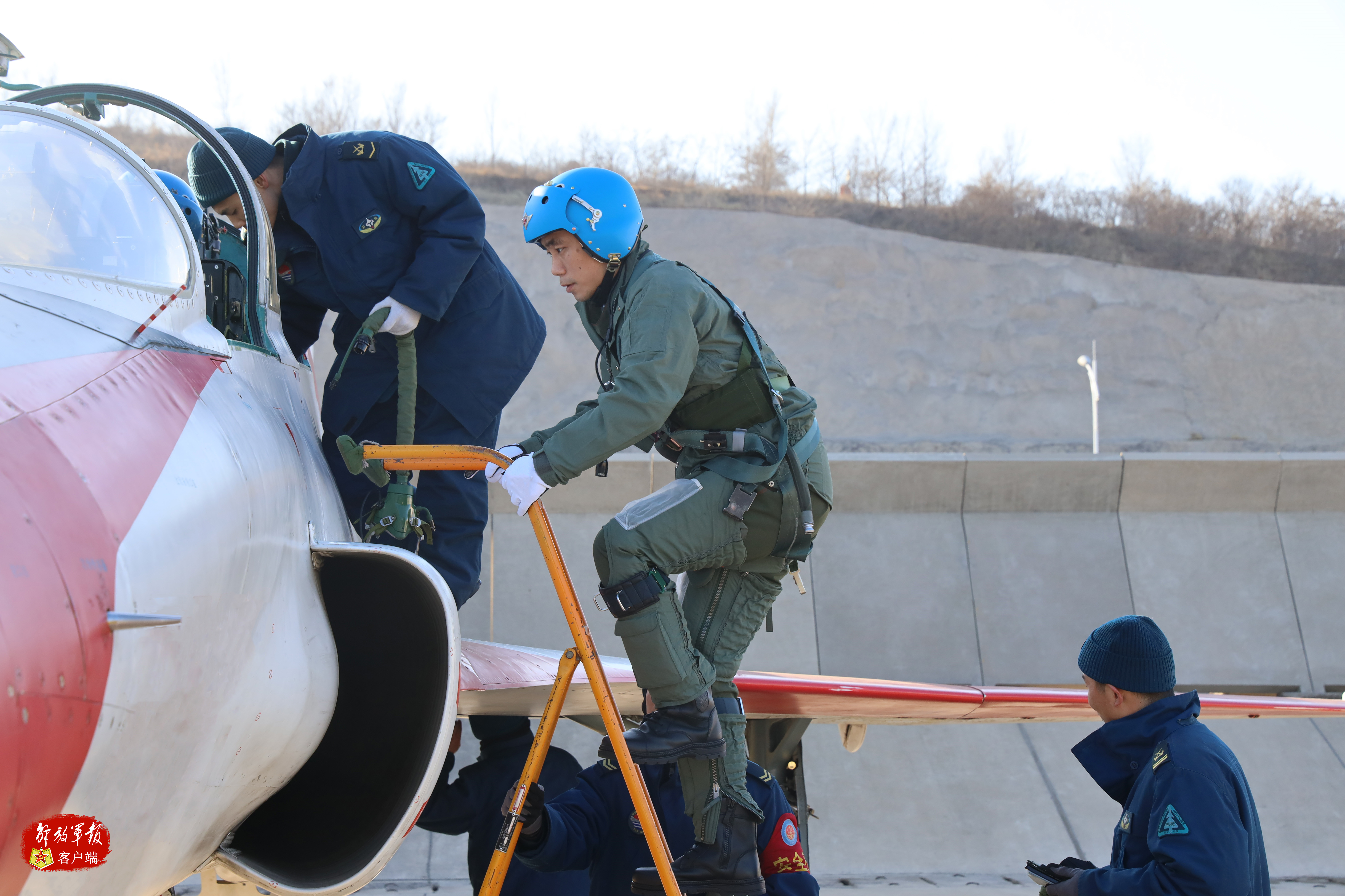 海军航空大学新期班舰载机飞行学员圆满完成首飞训练