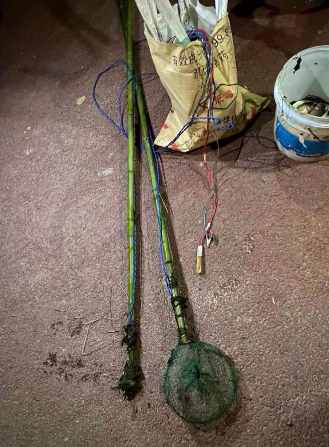 据他交代,为了满足口腹之欲,他私下购置了二手电捕鱼组装工具,趁着