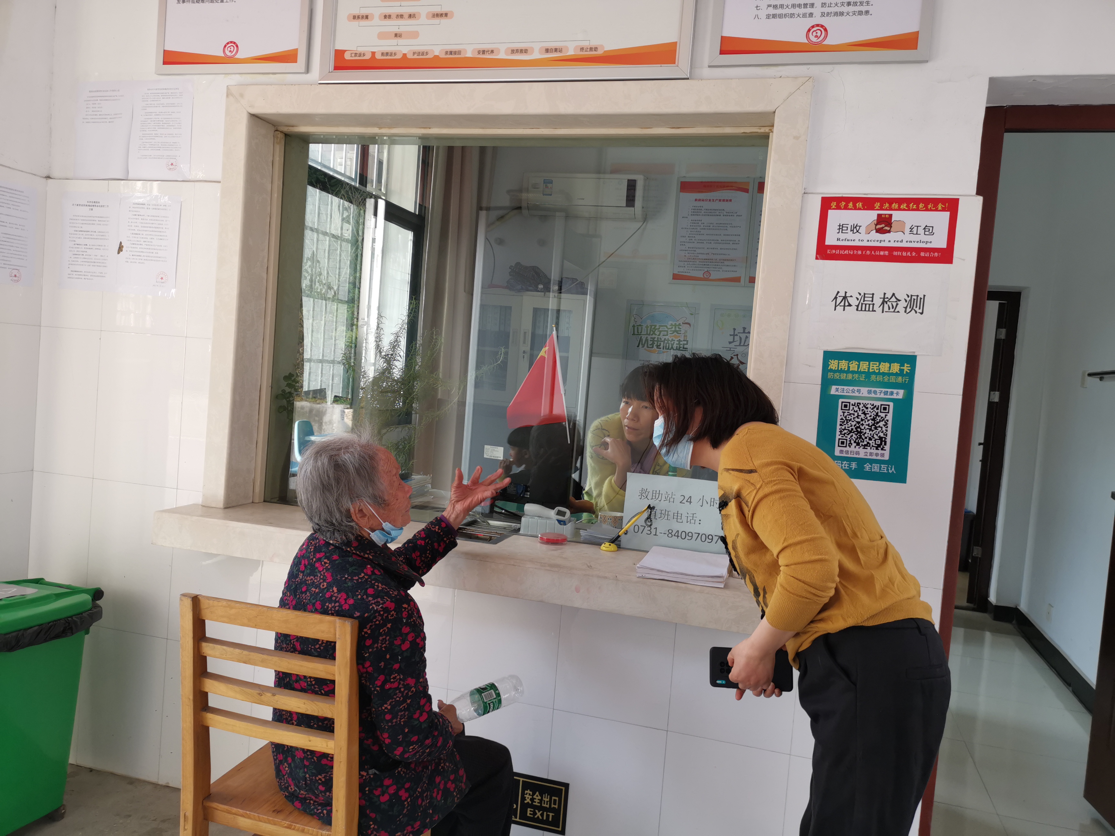 王孟光和同事正在与走失老人交流。