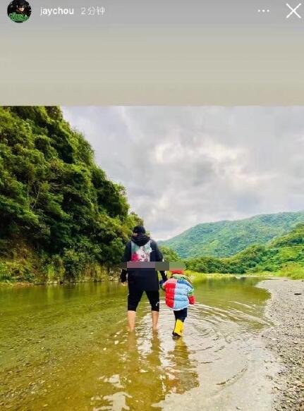 周杰伦昆带娃过小溪