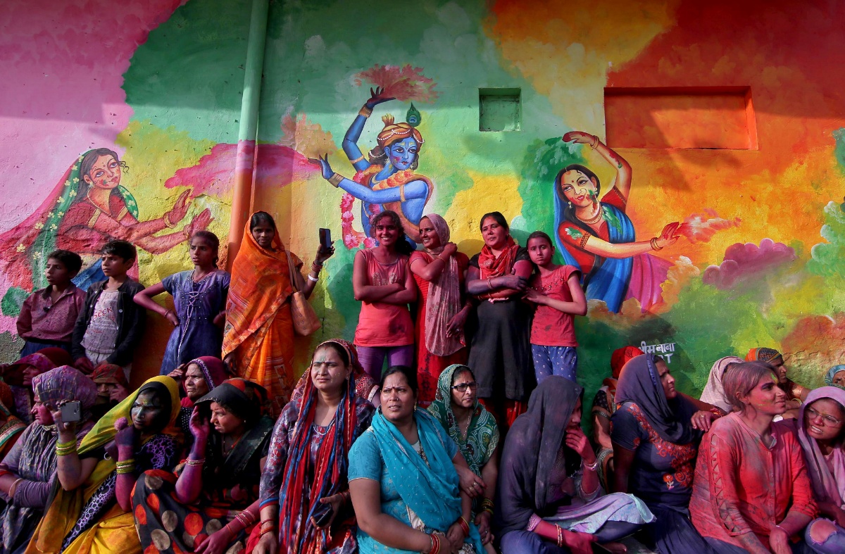 印度多地庆祝胡里节 现场成彩色粉末海洋