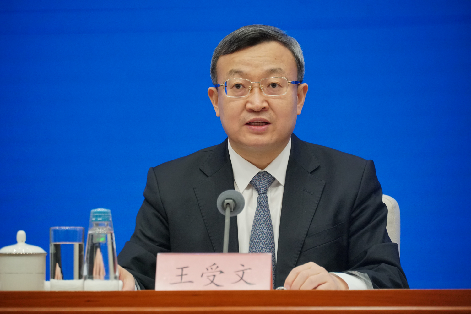 商务部副部长兼国际贸易谈判副代表王受文在吹风会上.