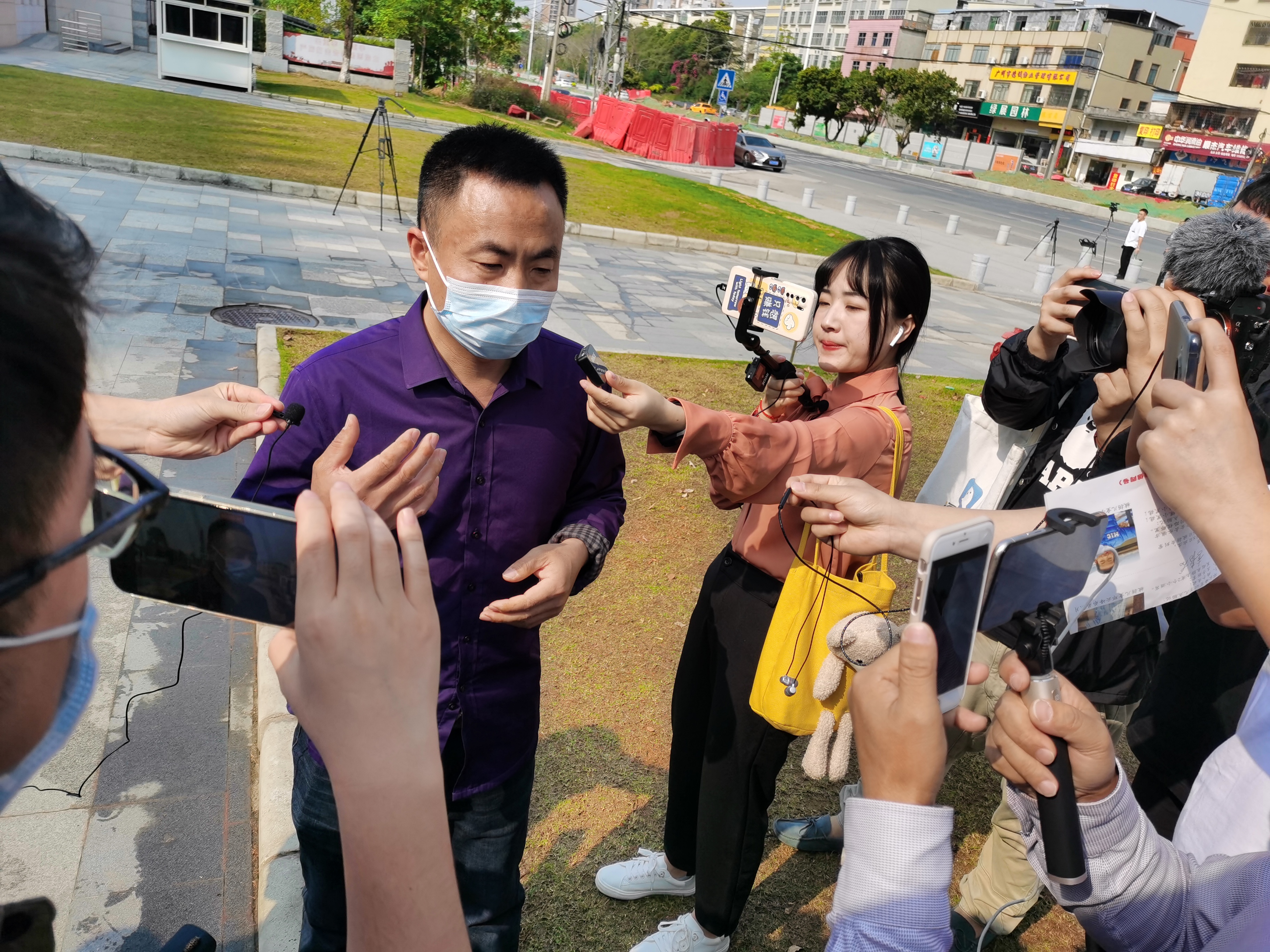 &nbsp;3月26日，被害人申聪的父亲在广州增城法院门口接受采访。澎湃新闻记者 朱远祥 图