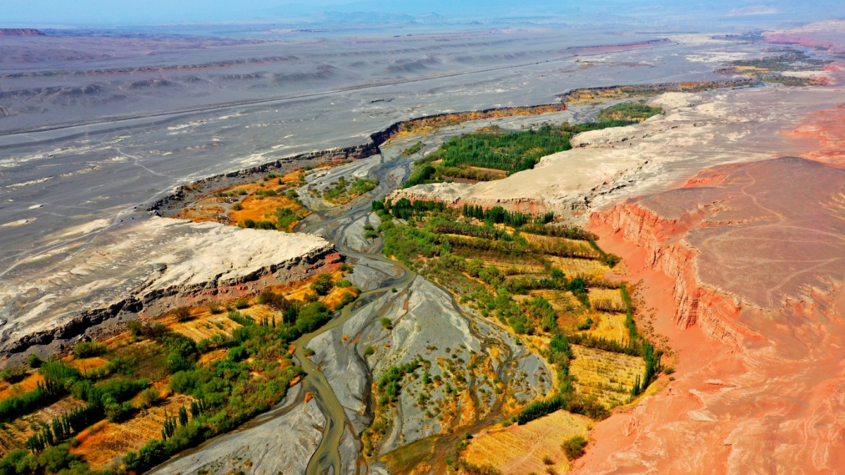大自然的鬼斧神工 航拍新疆托克逊克尔碱红河谷