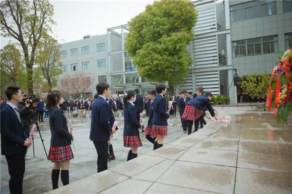 在陶行知先生的雕像前,上海市行知中学的师生许下了这样的誓言