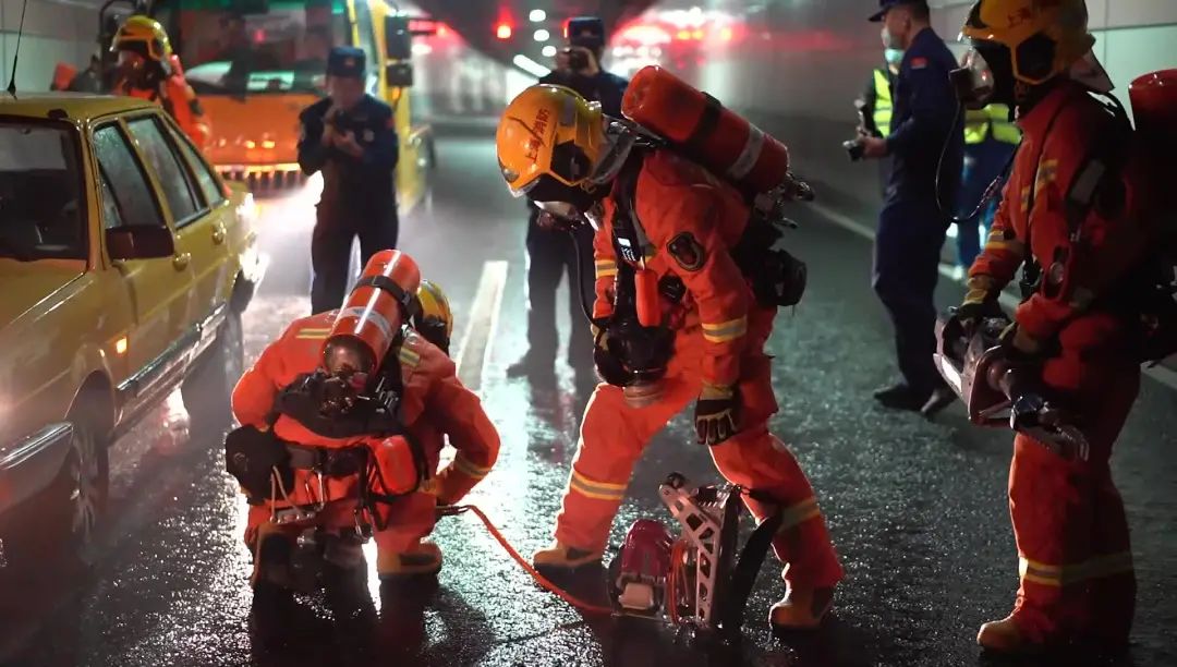 军工路隧道上演"生死实战",场面仿佛拍大片