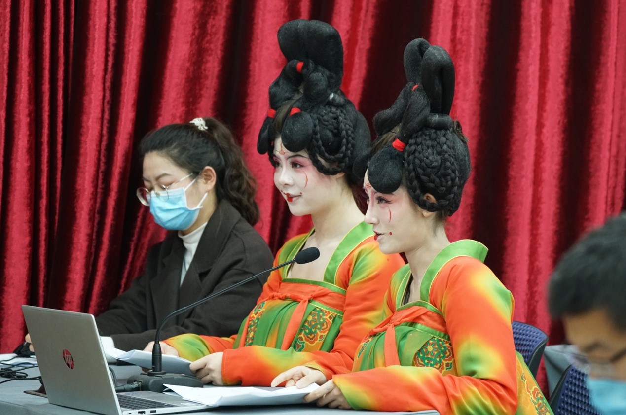 火爆出圈的《唐宫夜宴》主演“唐宫小姐姐”穿越来到新闻发布会现场，变身“记者”提问。马健摄