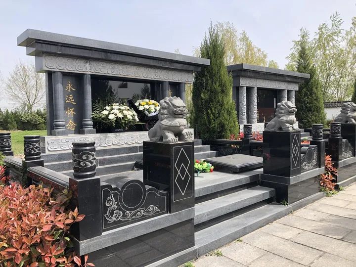 安徽省宿州市埇桥区西二铺乡西苑陵园内的豪华墓地 本文图均为 新华社 图