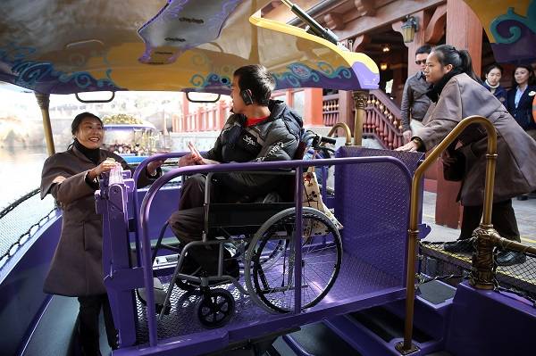 上海迪士尼残障游客提供一系列无障碍设施和服务.jpg