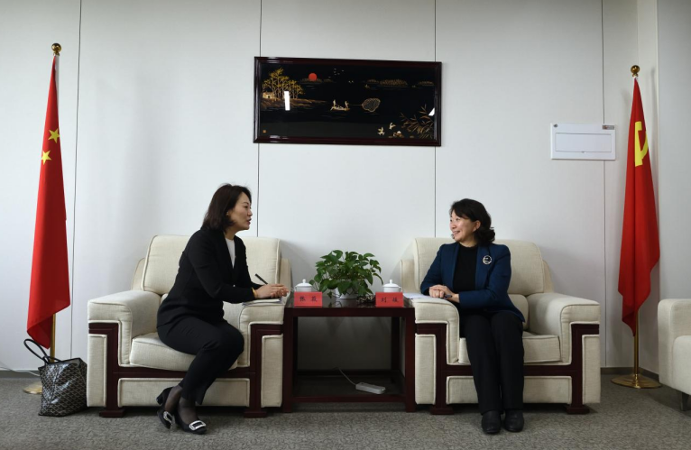 张薇向雄安集团对中建二局在雄安区域工作的支持表示感谢,并介绍了