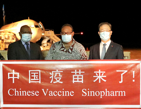 中国援助所罗门群岛新冠疫苗运抵霍尼亚拉