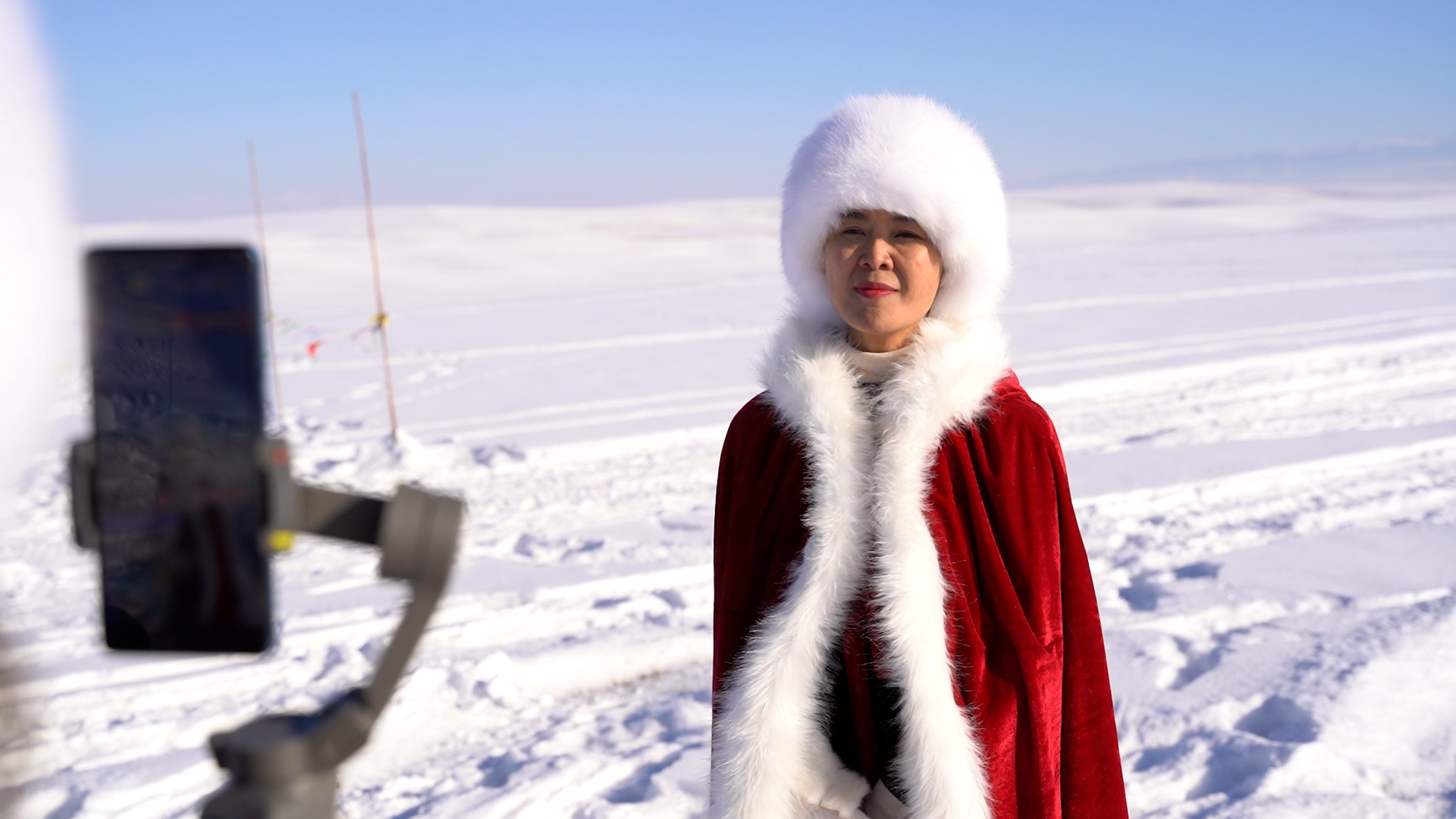 贺娇龙在雪地做直播。澎湃新闻记者 赵志远 资料图