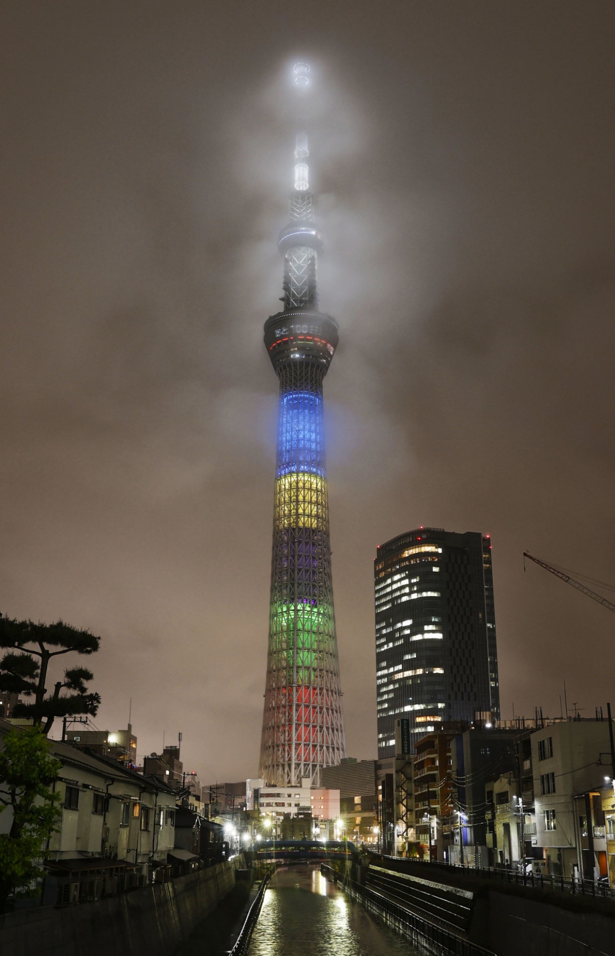 东京奥运会倒计时100天 东京地标建筑亮灯