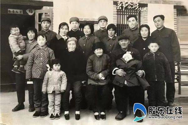 全家合影留念，父亲邓汝禄(前排右二，怀中抱着孙子)，作者邓兆安(最后一排左二)。