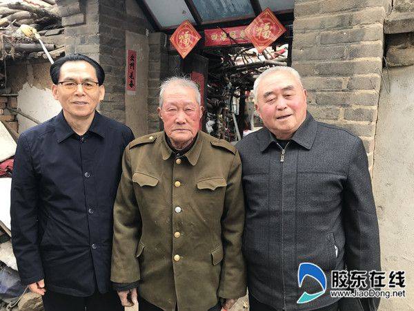 作者与父亲的老同事王典军(中间)、大哥邓兆吉(右一)合影留念。
