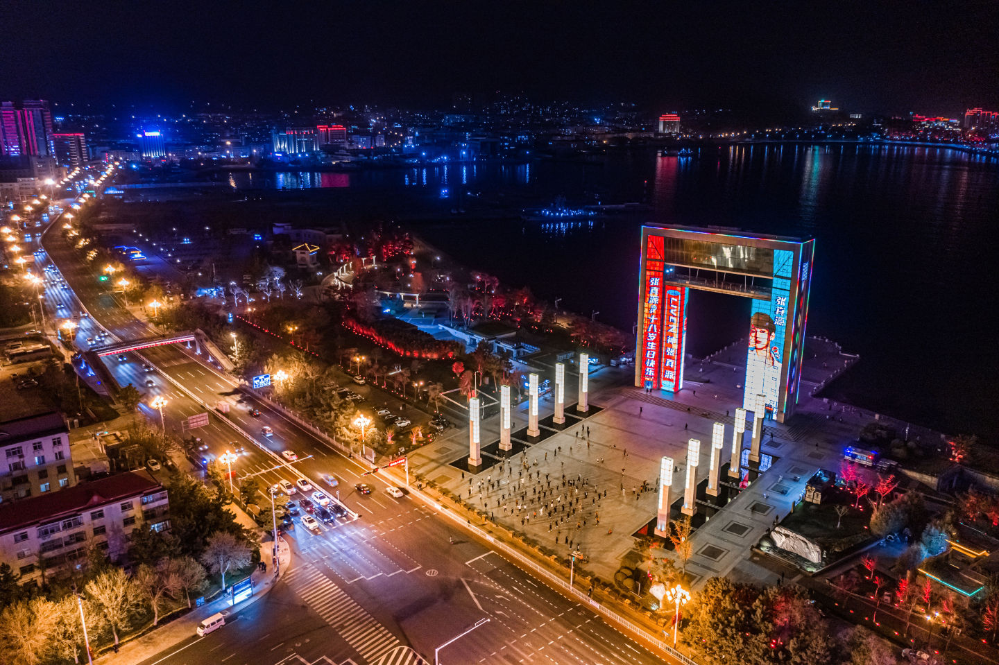 韩网热议|火出圈的中国美少年!时代少年团张真源地标无人机应援