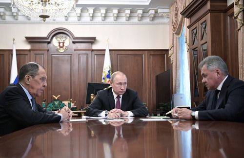 资料图片：在俄罗斯莫斯科，俄罗斯总统普京（中）会晤外交部长拉夫罗夫（左）和国防部长绍伊古。新华社/卫星社