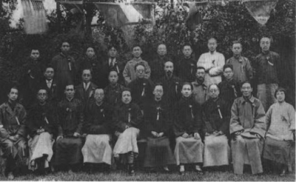 1924年5月5日，国民党上海执行部在孙中山寓所举行庆祝孙中山先生就任非常大总统三周年纪念活动。后排左二为毛泽东，左五为孙良惠，前排左一为邓中夏.jpg