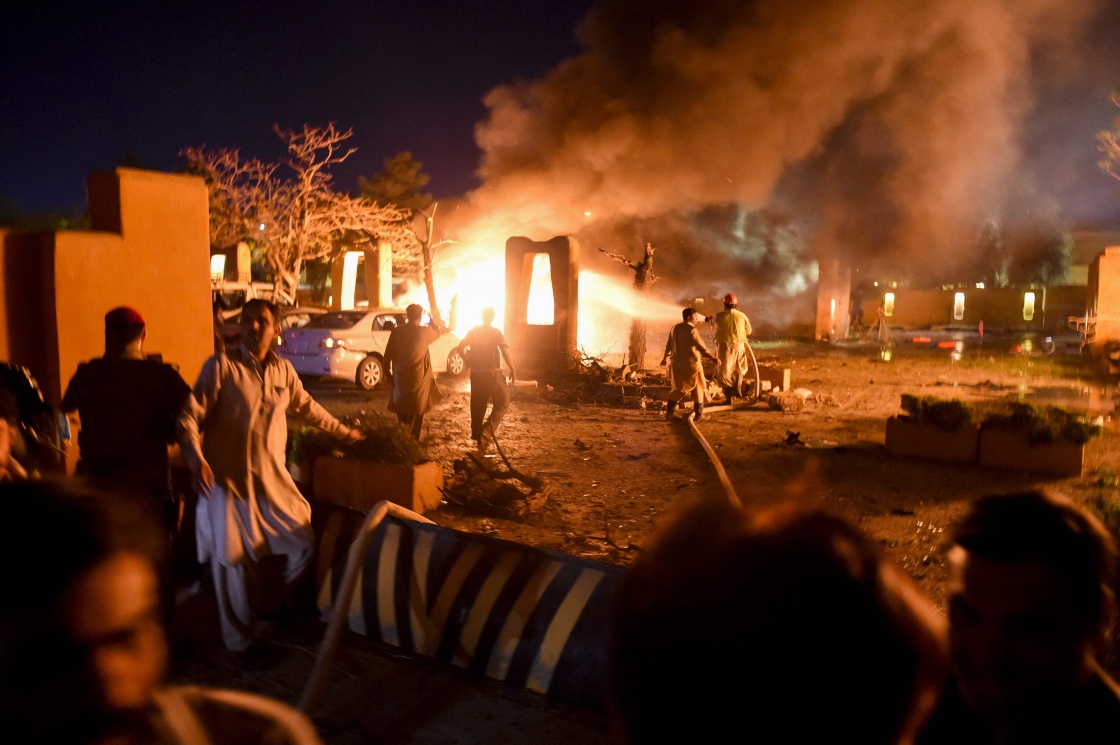 当地时间4月21日,安全人员和消防员在巴基斯坦奎达的爆炸现场工作.