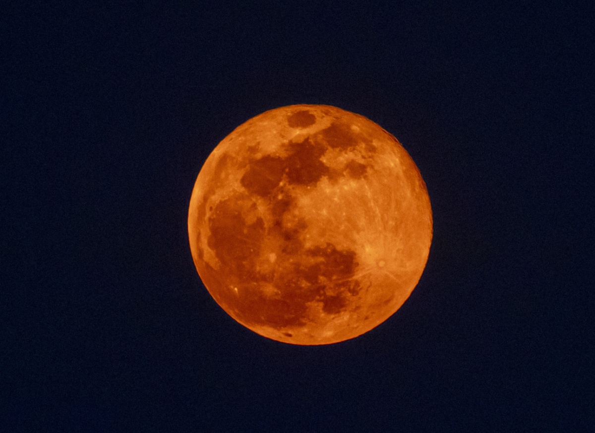 2021年首次"超级月亮"现身多国夜空