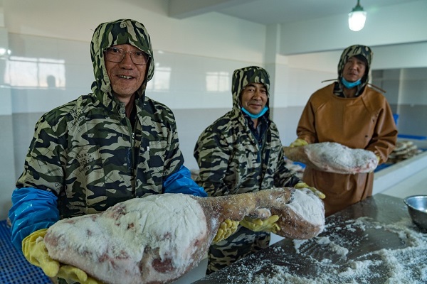 拼多多在云龙县投建了一座诺邓火腿“扶贫车间” 穆功 摄.jpg