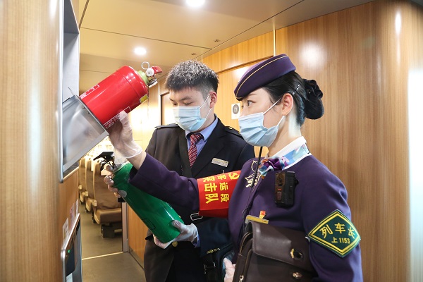 由合肥南开往北京南的g24次列车,始发前工作人员正在对列车设备设施