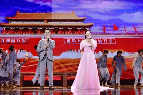 黄晓明(左)伊丽媛(右)