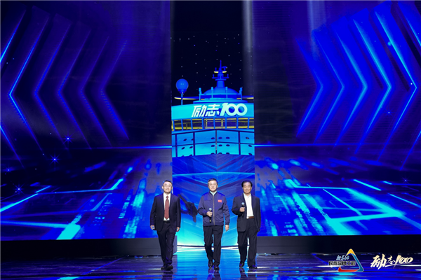 袁峰(左)、查学雷(中)、夏国洪(右)