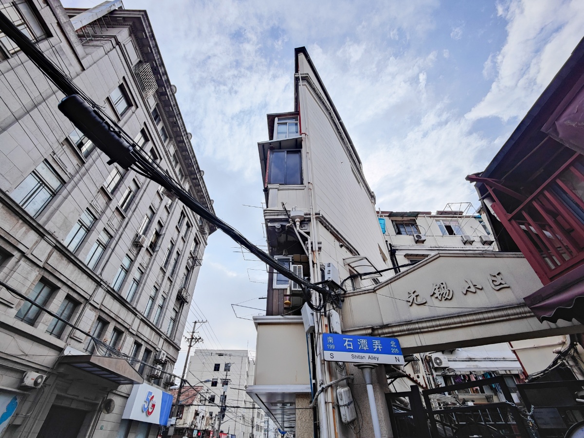上海宁波路现"纸片楼" 阳光下好似"刀锋战士"气势十足