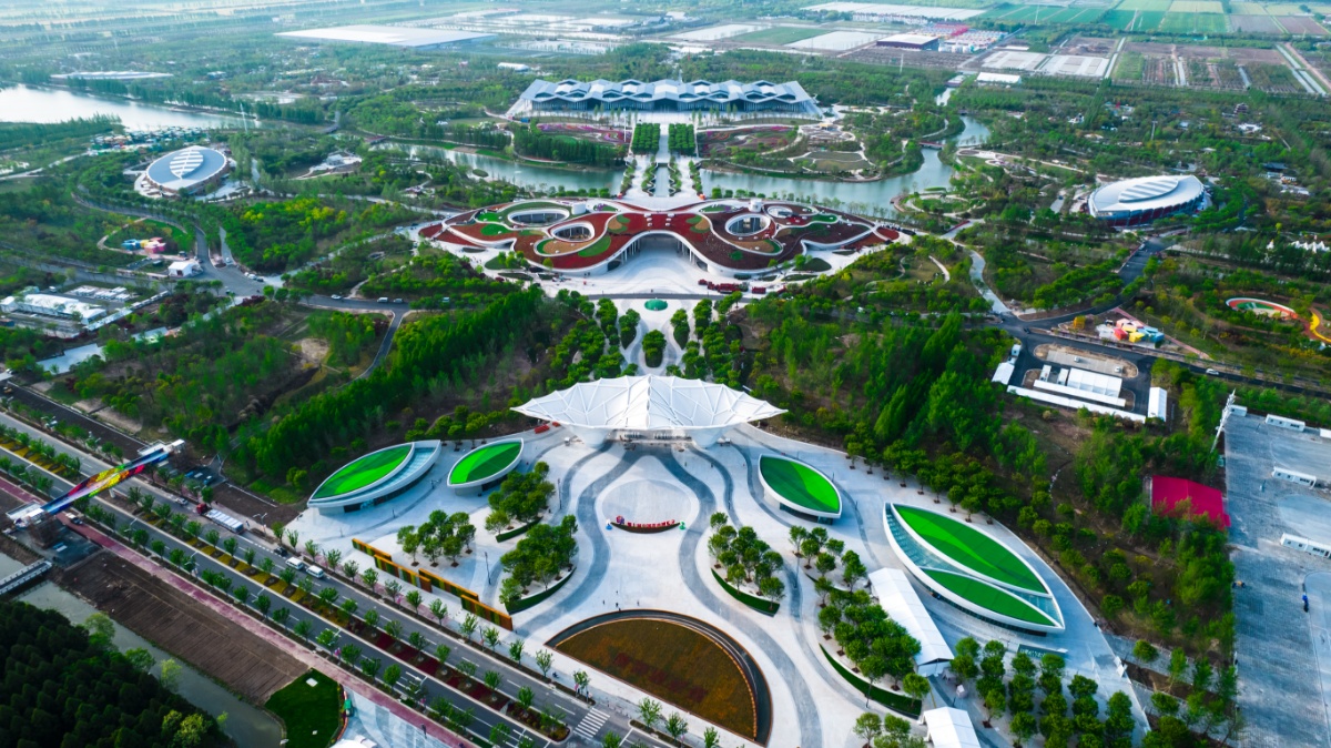 航拍第十届中国花卉博览会园区 世纪馆似蝶欲飞场景壮观