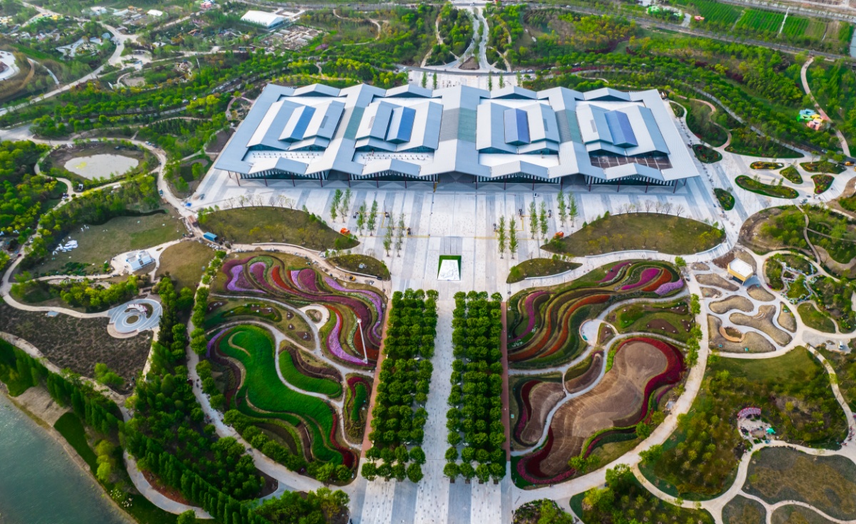 航拍第十届中国花卉博览会园区 世纪馆似蝶欲飞场景壮观