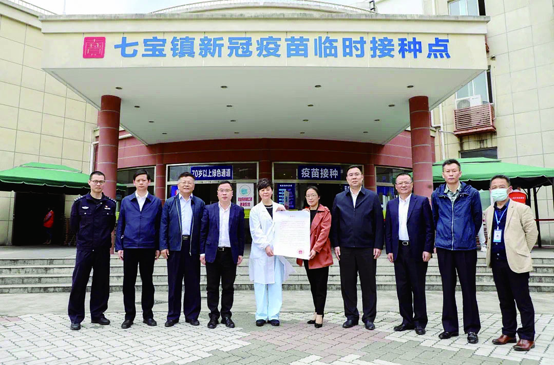 镇领导严俊,吴昌飞,金莉陪同慰问