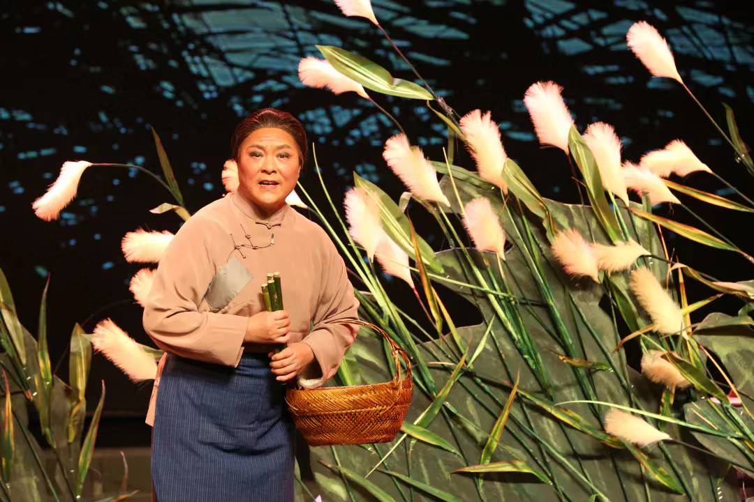 复排《芦荡火种》,新创《飞越七号桥》 新东苑沪剧团乡音乡情颂党恩