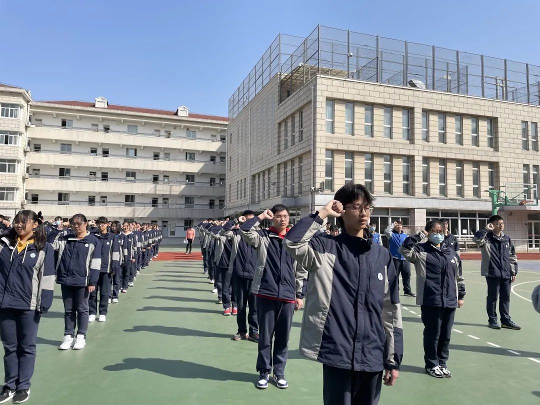 淞浦中学淞浦中学的同学们不管是烈日当空,还是细雨霏霏,他们都咬紧牙