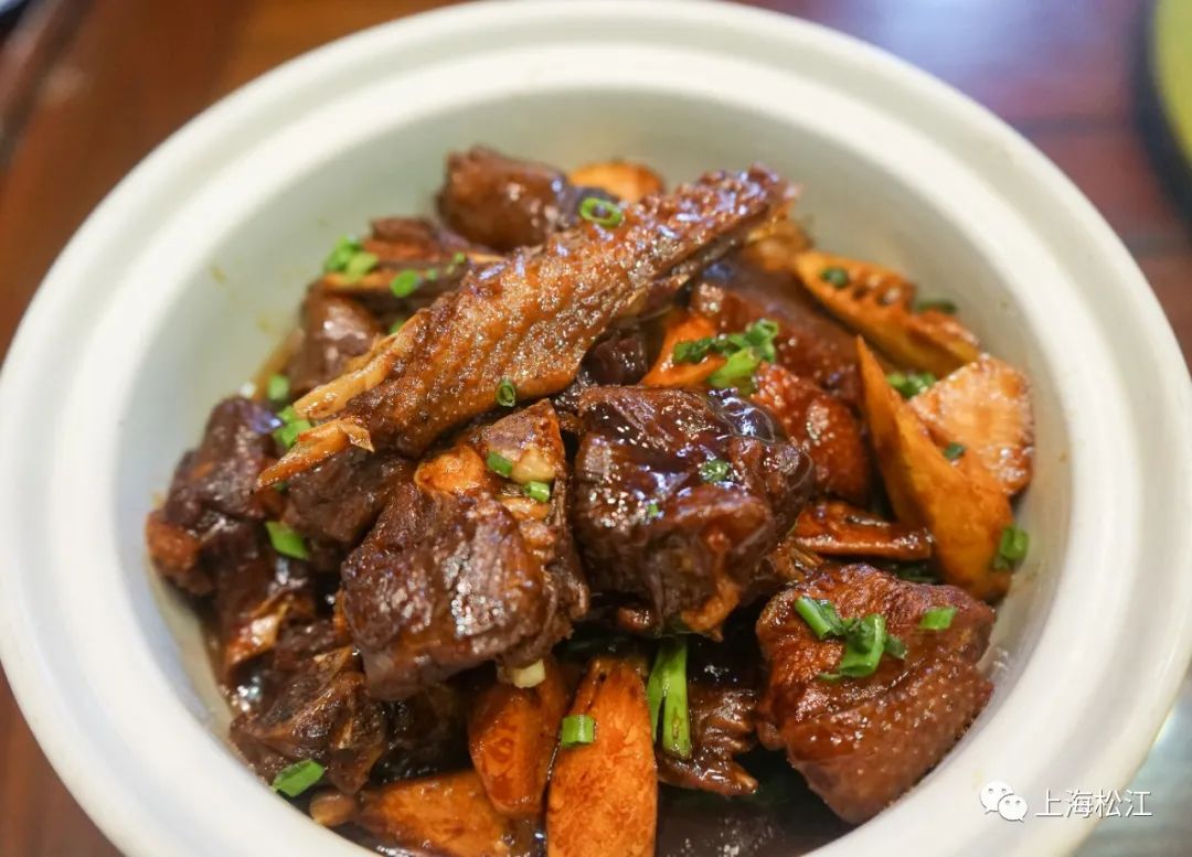 红烧老鹅响油鳝丝一道看起来平平无奇的丝瓜炒毛豆,入口却分外惊艳,嫩