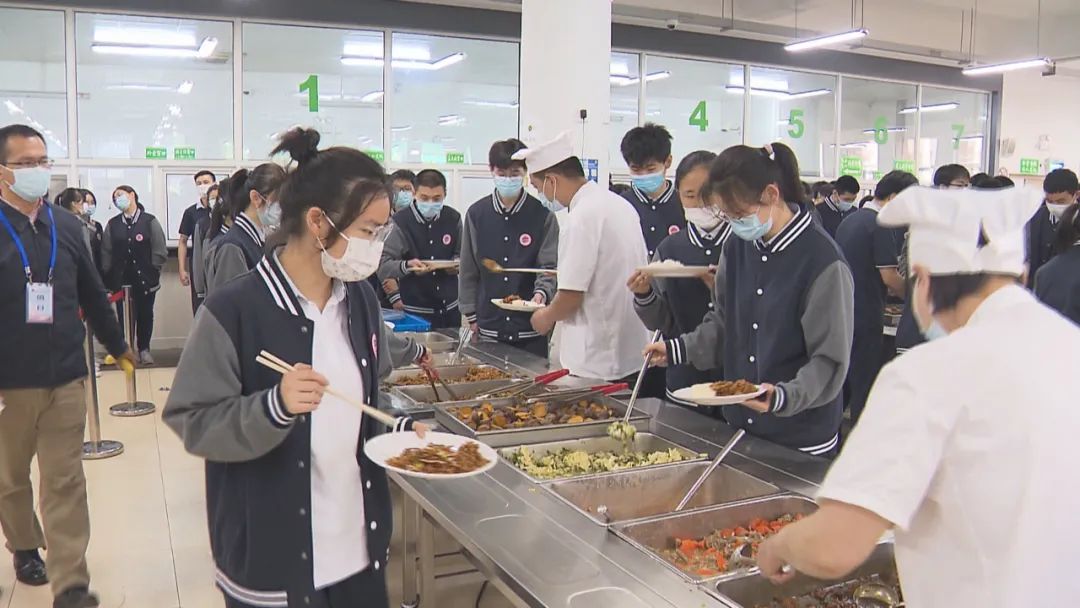 中午12点是市东实验学校学生吃午餐的时间,学校食堂精心为孩子们准备