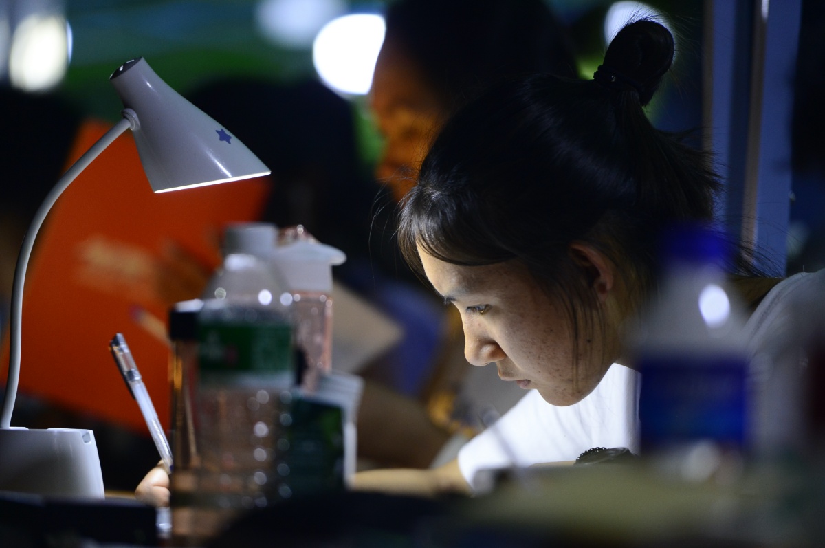 云南漾濞地震灾区高三学生帐篷外挑灯夜战复习备考