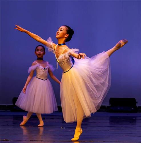 学校老师们的指导下相继创编了两支舞蹈——《晨曦》和《爱在水中游》