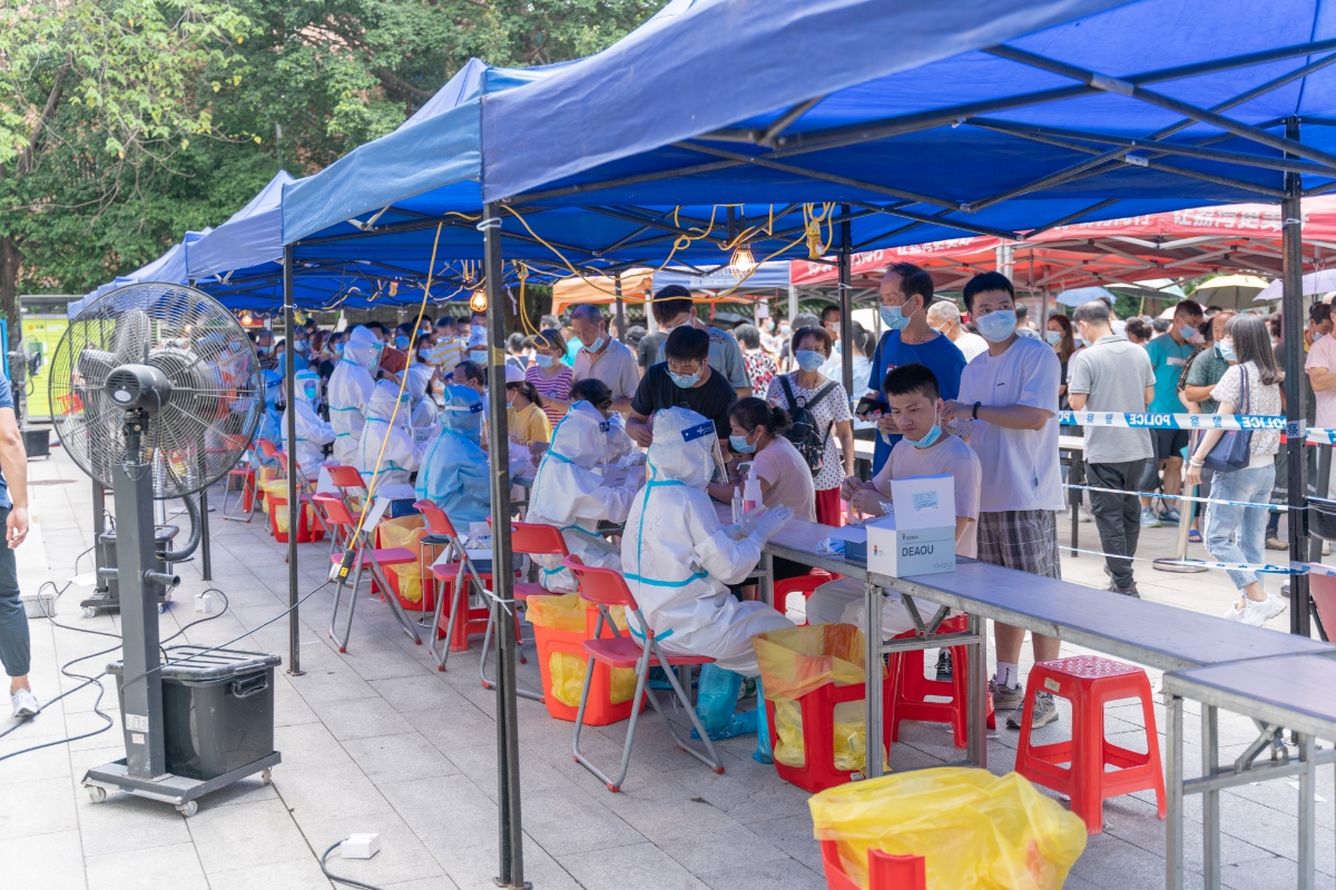 广州荔湾区开启全区全员核酸检测 群众酷暑中大排长龙