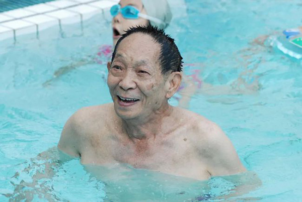 游泳的袁隆平。