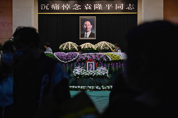 5月23日晚上,仍有民众自发前往殡仪馆悼念袁隆平。澎湃新闻记者 朱伟辉 图