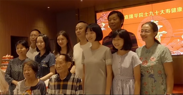 袁隆平90岁生日时与家人合影。 视频截图